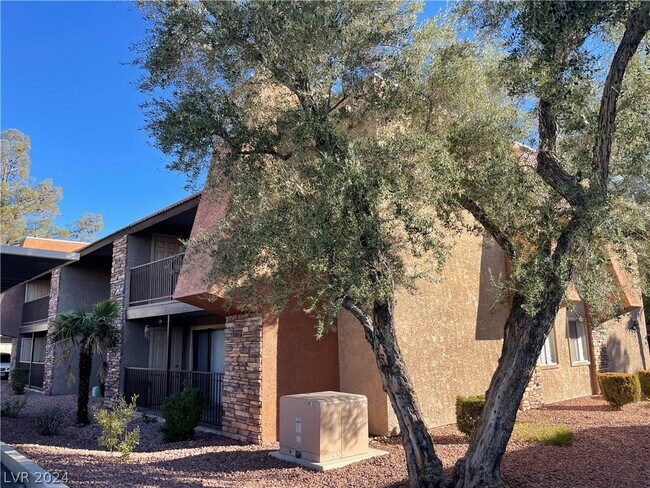 Foto del edificio - 5062 River Glen Dr