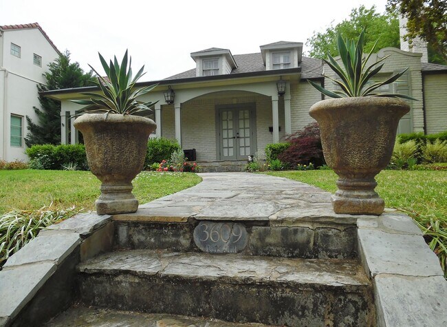 Foto del edificio - Adorable home just blocks from Colonial Co...