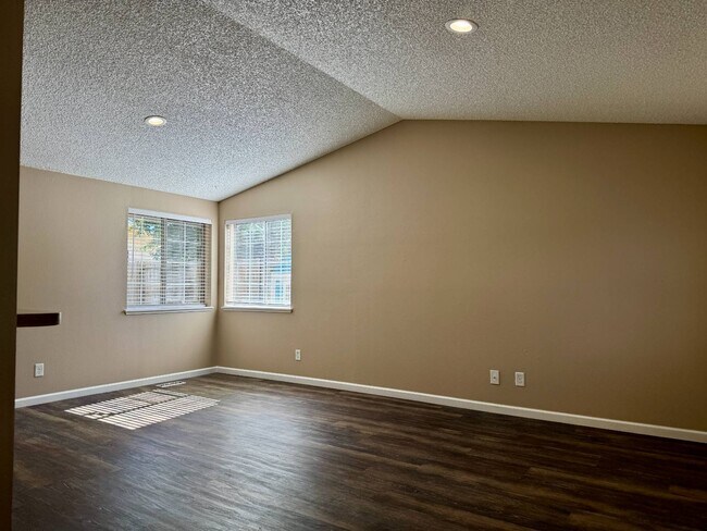 Building Photo - 289 Sarah Dr