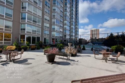 Building Photo - 720 W Gordon Terrace
