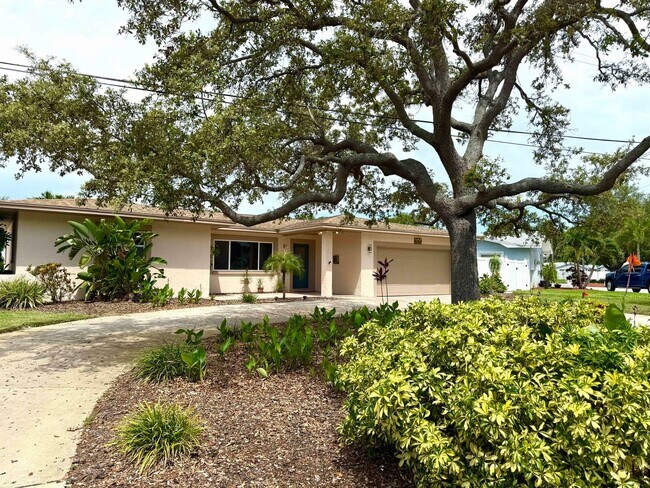 Building Photo - Waterfront Home for Rent – 2BR/2.5BA + Doc...
