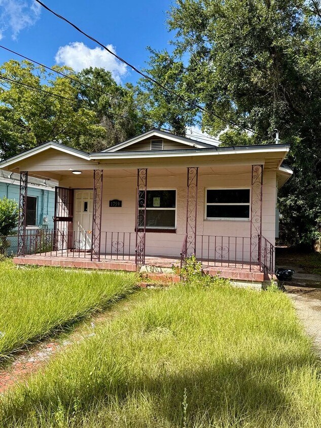 Primary Photo - Great 3 Bedroom for rent! Reasonable Rent!