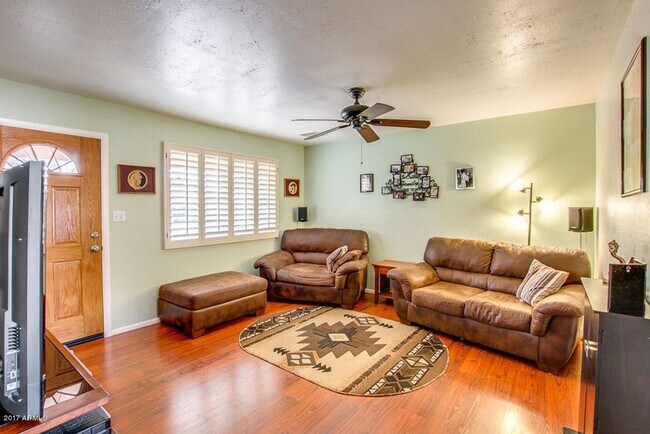 Building Photo - Charming 3-Bed, 2-Bath Home with Spacious ...