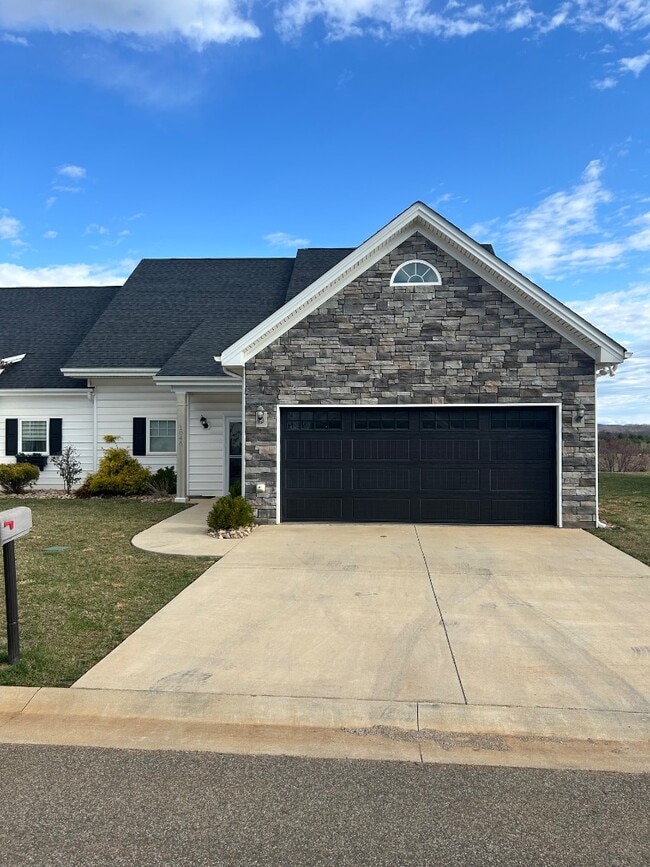 Building Photo - 1046 Grandset Dr