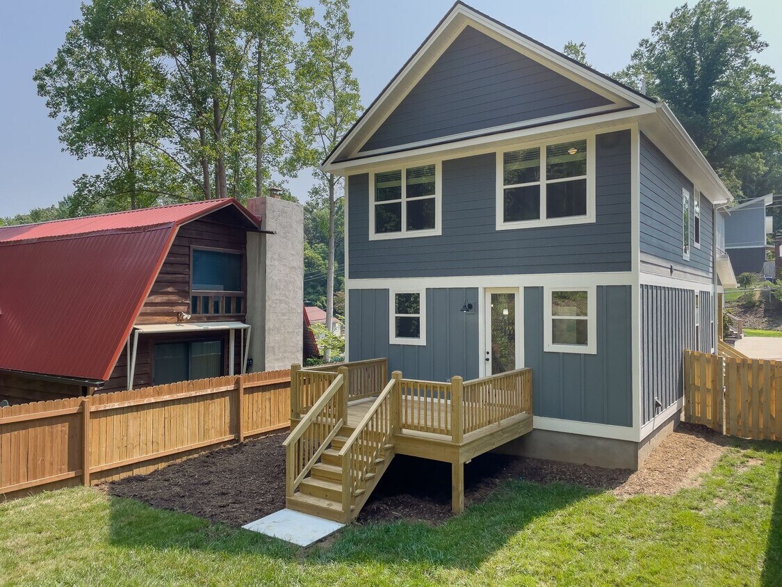 Primary Photo - Stunning Three-Bedroom Home near Biltmore ...