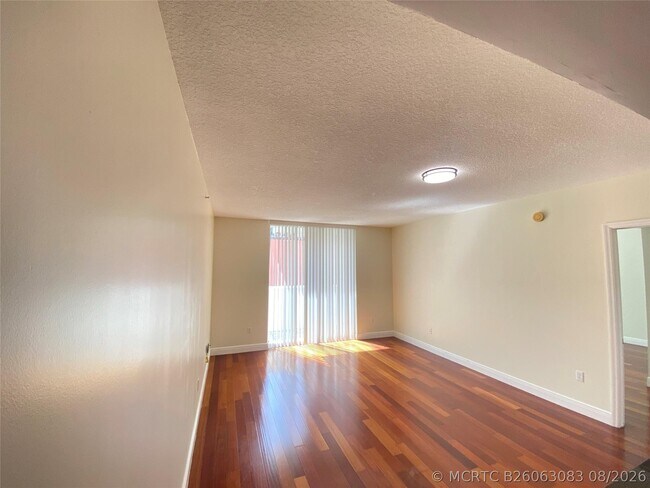 Foto del edificio - 2030 Douglas Rd