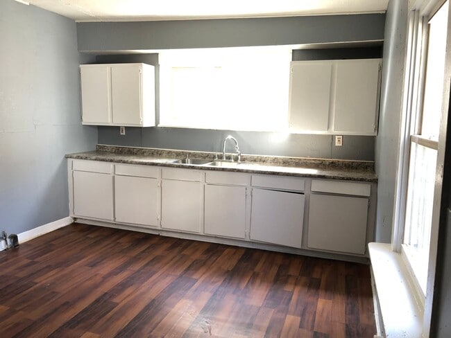 Building Photo - 5 BED 2 BATH SINGLE FAMILY HOME IN DETROIT-SHOREWAY NEIGHBORHOOD!