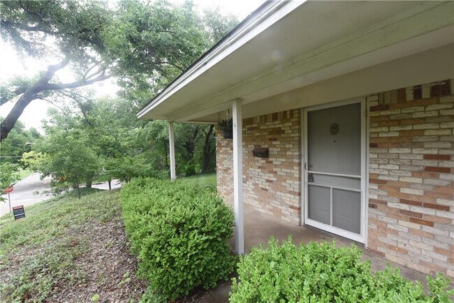 Building Photo - 1139-1139 Haines Ave