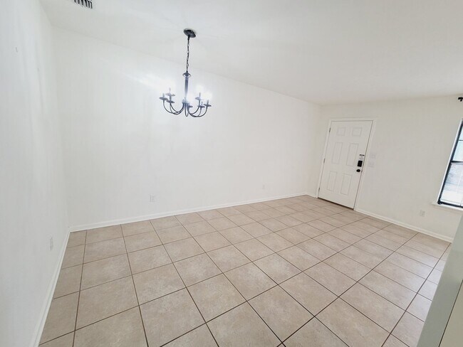 Foto del edificio - CLASSY NE 2/1.5 w/ Vaulted Ceilings, Privacy Fenced Yard, Washer/Dryer, & Walk in Closets! Availa...