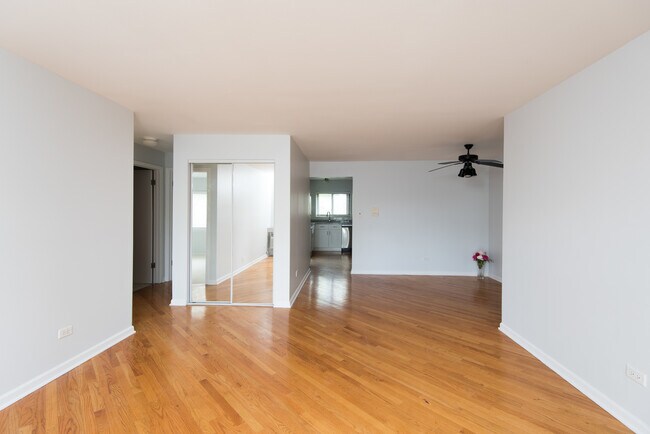Foto del edificio - 2241 W Nichols Rd