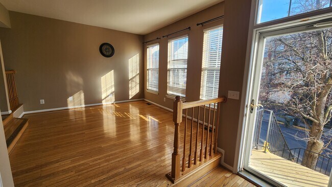 Foto del edificio - 2562 James Monroe Cir
