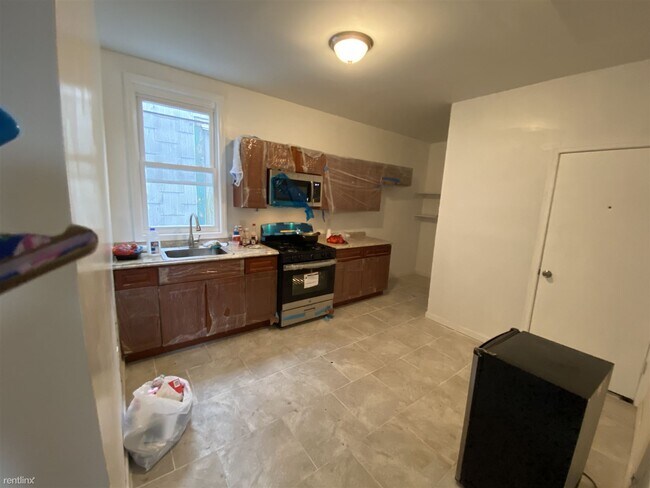 Building Photo - 3 br, 1 bath Triplex - 221 S 10th St Unit 3