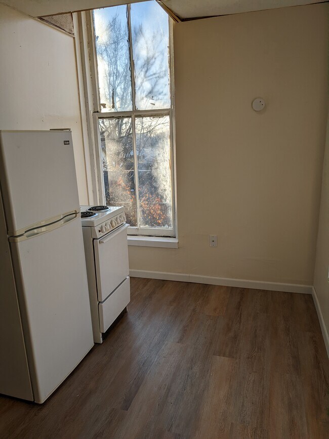 Kitchen/dining area - 737 E Sandusky St