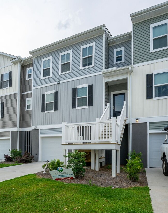 Building Photo - 3 Bedroom 2.5 Bath Townhouse In Marsh View...