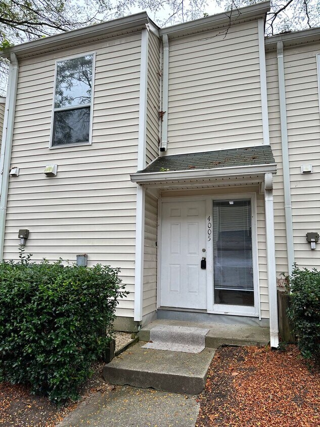 Primary Photo - 2 bedroom townhouse in The Midlands! Avail...