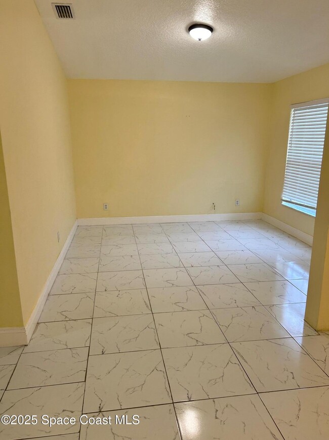 Building Photo - 3266 Weyburn Ave SE