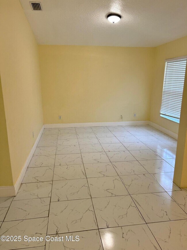 Foto del edificio - 3266 Weyburn Ave SE