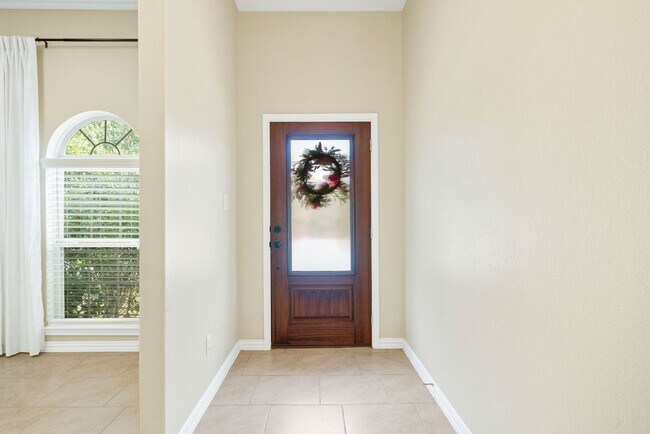 Foto del edificio - Charming Home Awaits: Spacious & Modern Li...