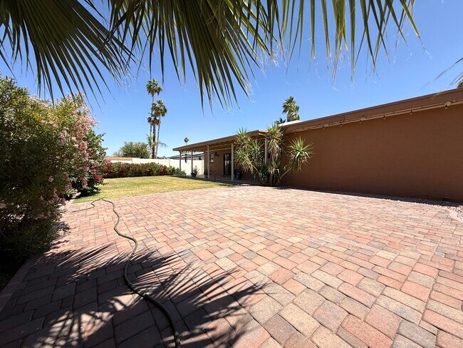 El amplio y frondoso jardín trasero incluye un gran patio adoquinado. - 2816 E Laurel Ln