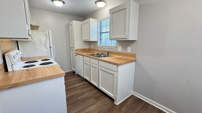 Foto del edificio - 819 Downing Pines Rd