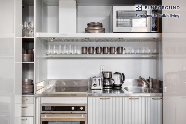 Building Photo - 18 W 48th St