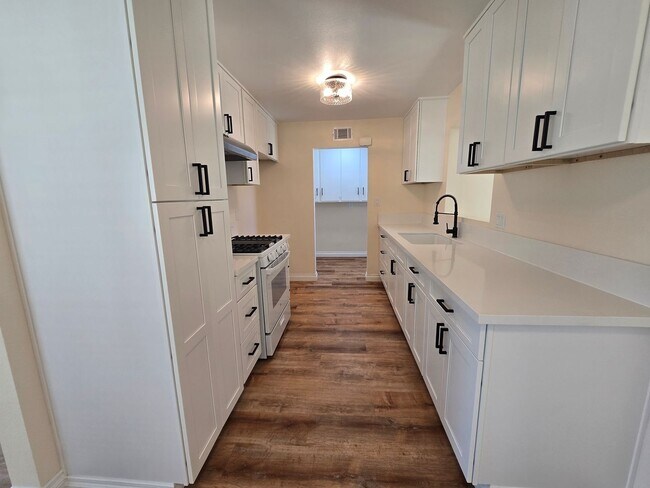 Foto del edificio - Spacious and Highly Upgraded 3 bedroom Hom...