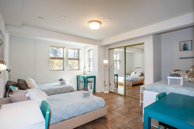 Foto del edificio - 2221 Dwight Way