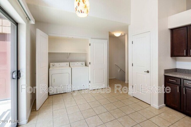 Foto del edificio - 330 S Farmer Ave