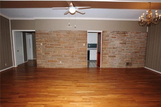 Building Photo - 1632 Anita Pl NE