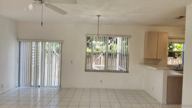 Building Photo - 271 Live Oak Ln