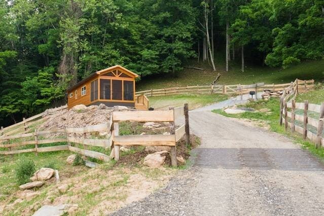 Building Photo - Cozy Cabin with beautiful mountain views! One bedroom, one bathroom!