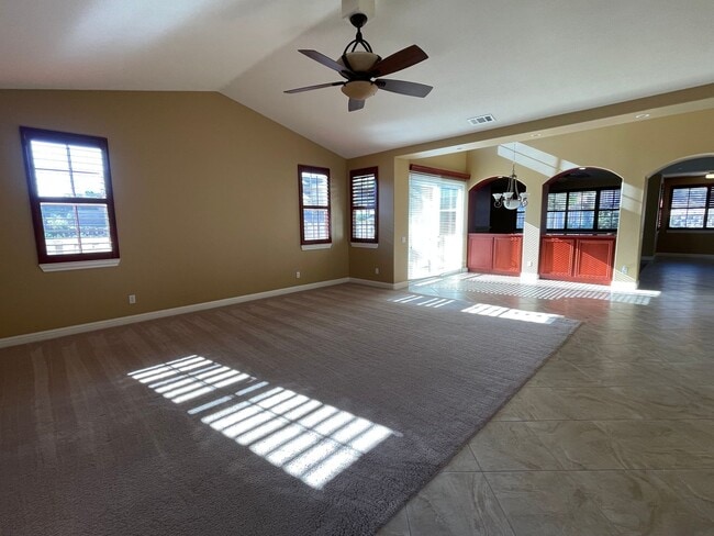 Foto del edificio - Single Story Large Four Bedroom Home in the Bluffs