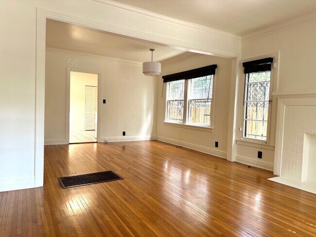 Building Photo - 636 N Irving Blvd