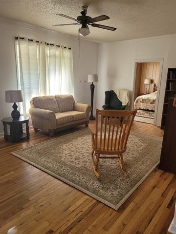 Foto del edificio - 306 W Russell St