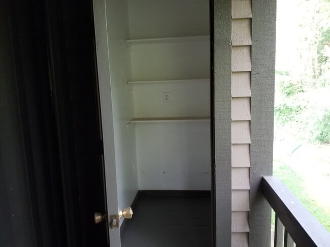 Building Photo - VISTA COURT!  2 Bedrooms/Lower Level Bonus...