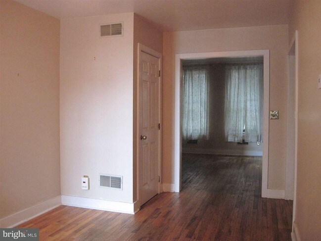 Building Photo - 3 br, 1 bath House - 345 E. LOCUST STREET