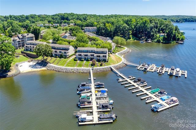 Foto principal - 13824 Queens Harbor Rd