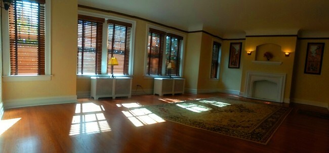 FRONT LIVING ROOM - 1726 W Rascher Ave