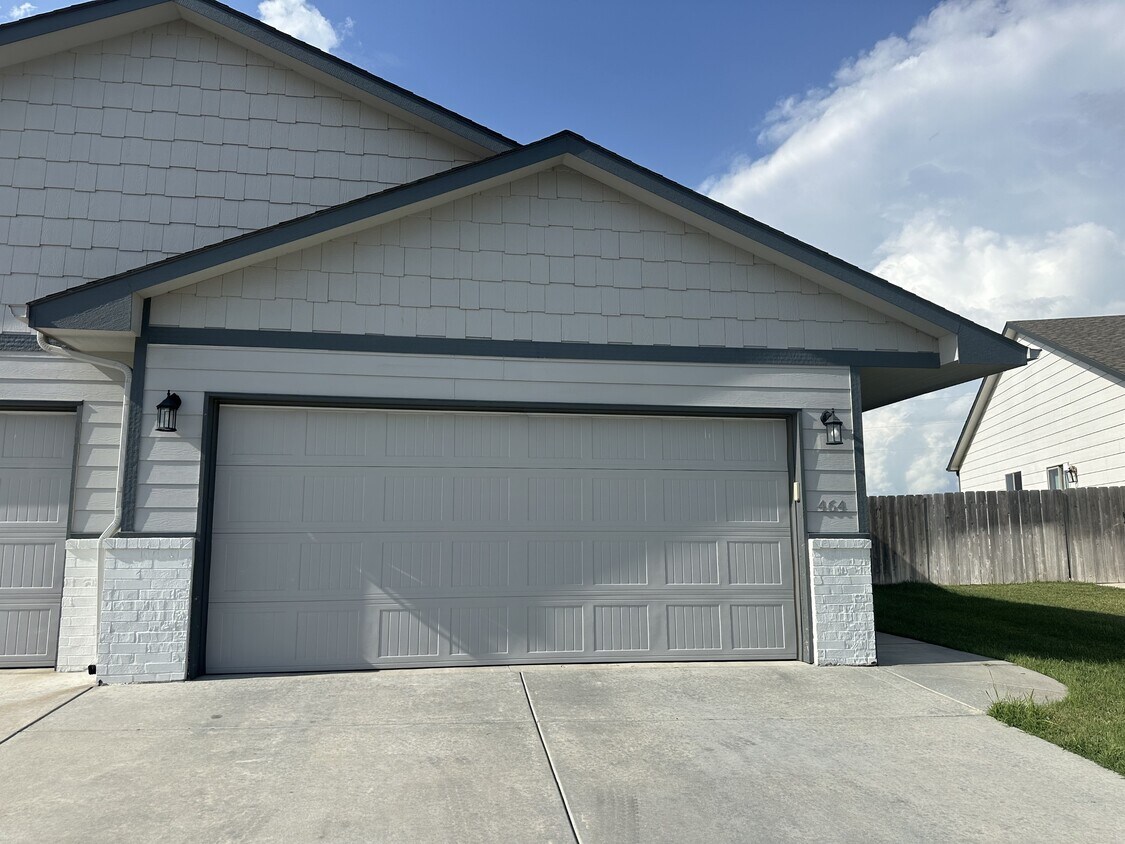 Foto principal - 464 S Longbranch Dr