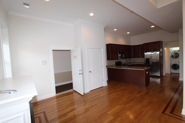 Dining - 4030 S Cottage Grove Ave