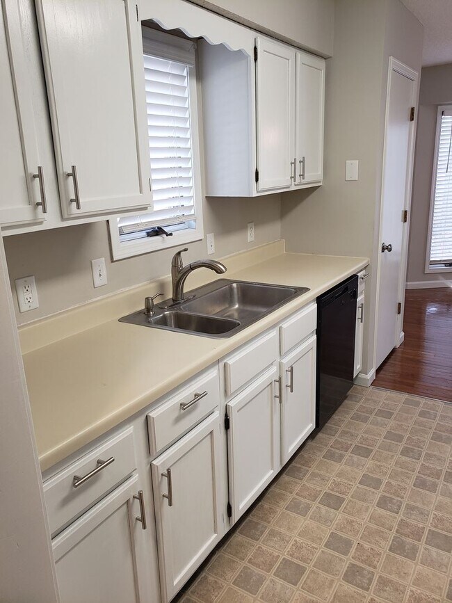 Building Photo - Great South East Location....E. Sunshine & Oak Grove Area