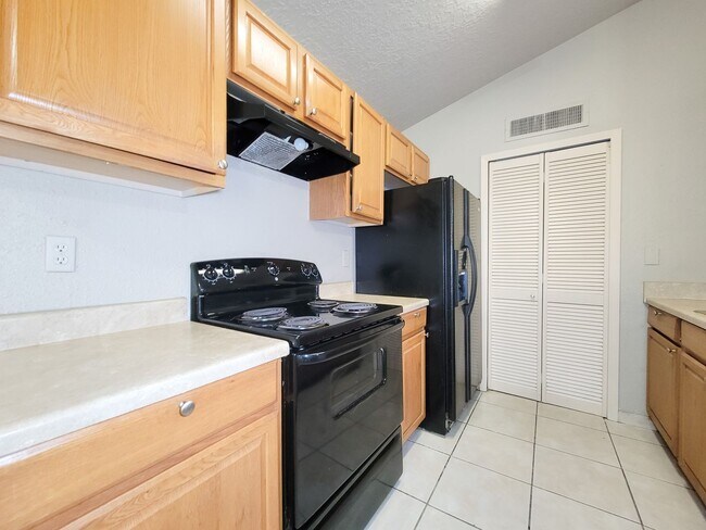 Building Photo - This charming home offers 3 bedrooms and 2...