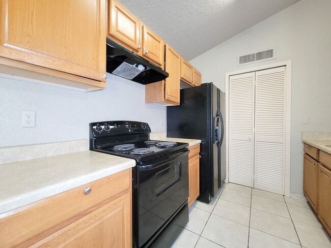 Foto del edificio - This charming home offers 3 bedrooms and 2...