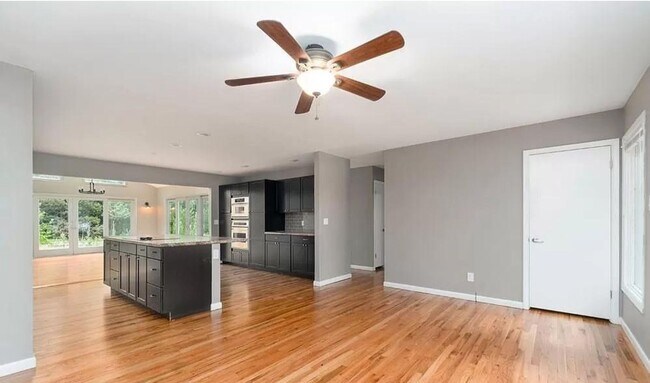 Building Photo - Newly Renovated Dream Home! 4BD + Study+ F...