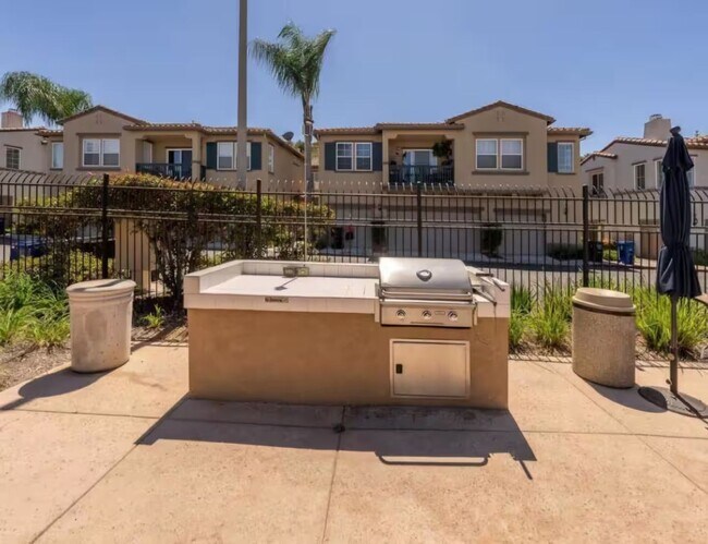 Foto del edificio - 3 bedrooms 2.5 baths townhouse in South San Diego