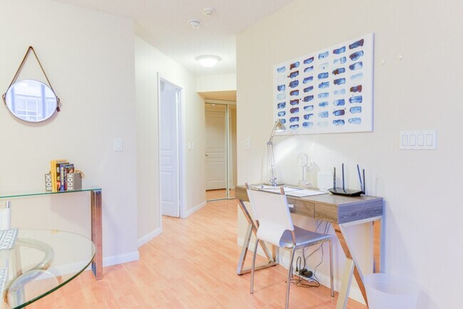 Building Photo - 205 Queen St W