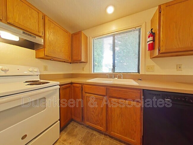 Building Photo - 1128 NE Conser Pl