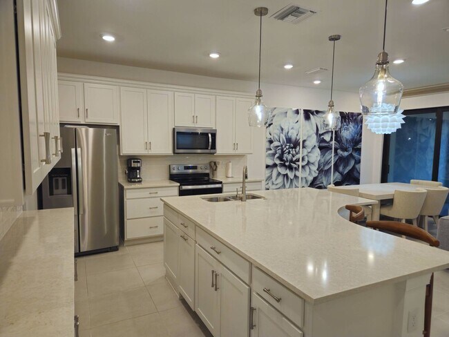 Foto del edificio - ANNUAL RENTAL - FURNISHED END UNIT 3 BED/ 2.5 BATH TOWNHOUSE AT SONOMA OAKS