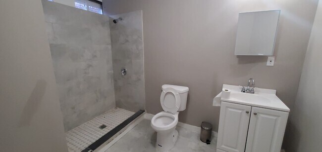 Bathroom - 15 Maple Plz