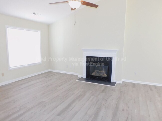 Foto del edificio - 1856 Oakhurst Park Ln